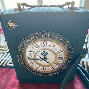 Unique bag  functional clock ( battery AA) from Peddlers Village PA